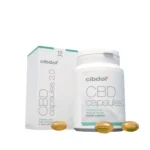 En flaske og æske Cibdol 10% CBD softgel kapsler med tre kapsler synlige i forgrunden.