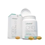 Cibdol 5% CBD softgel kapsler 2.0 (60 stk – 8,3 mg) vises med en åben flaske, tre løse kapsler og en produktboks i baggrunden.