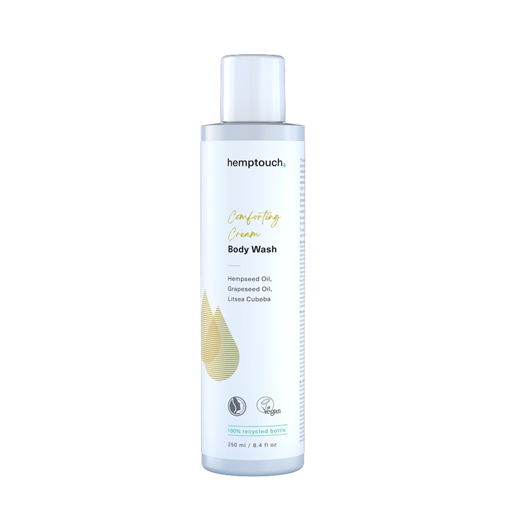 En hvid flaske Hemptouch - Comforting Cream Body Wash (250 ml) med hampefrøolie, vindruekerneolie og litsea cubeba. Etiketten indeholder veganske og 100 % genbrugte flaskesymboler. Flasken indeholder 250 ml (8,4 fl oz).