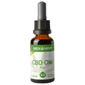 En flaske Medihemp CBD Olie RAW 5% på en hvid baggrund.