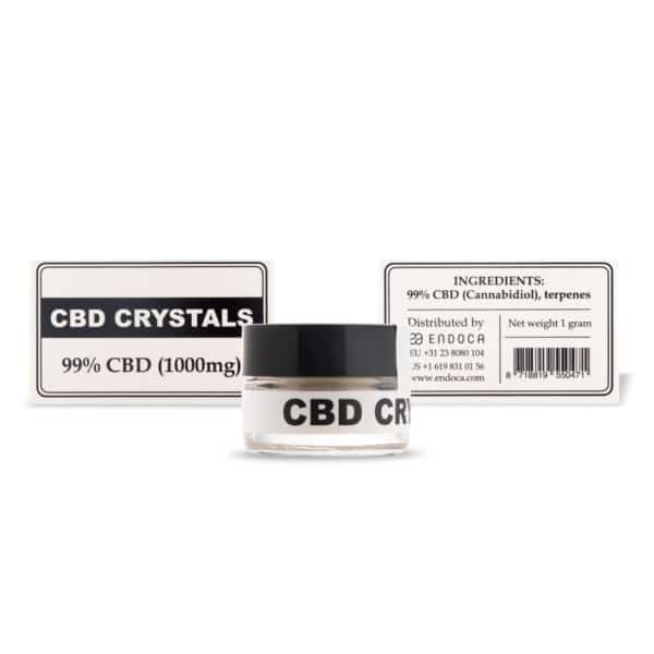 En flaske Endoca CBD krystaller 99% (1000mg ren CBD) ved siden af en æske Endoca CBD krystaller 99% (1000mg ren CBD).