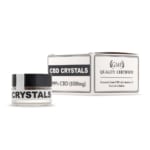 en æske Endoca CBD krystaller 99% (1000mg ren CBD) ved siden af en beholder med Endoca CBD krystaller 99% (1000mg ren CBD).