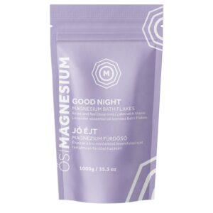 En lilla pose mærket "OsiMagnesium - Good Night Magnesium Bath Flakes - Lavendel (1 kg)" indeholder 1000 g produkt. Emballagen indeholder også tekst på ungarsk.